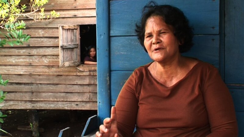 Ibu Pia comparte las experiencias de su comunidad viviendo en una zona de desarrollo de plantaciones de palma de aceite