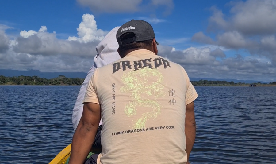 [Translate to Spanish:] A man in a boat