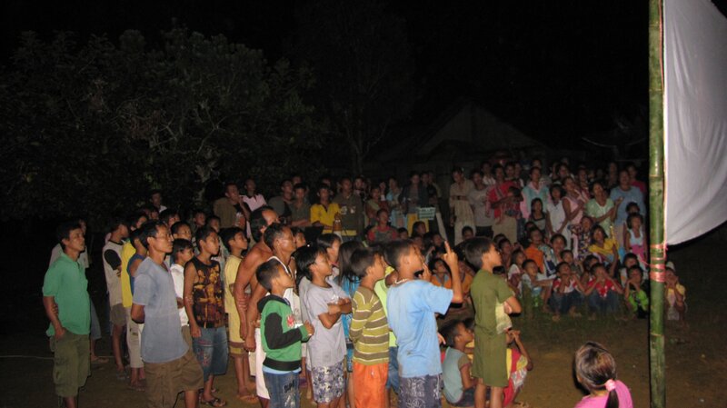 Teluk Meranti, Indonesia – la proyección de la película “Fiebre” en la comunidad es seguida por una discusión facilitada