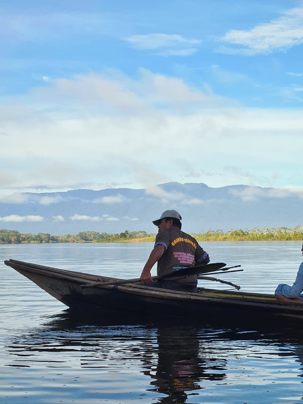 [Translate to Spanish:] Man on river