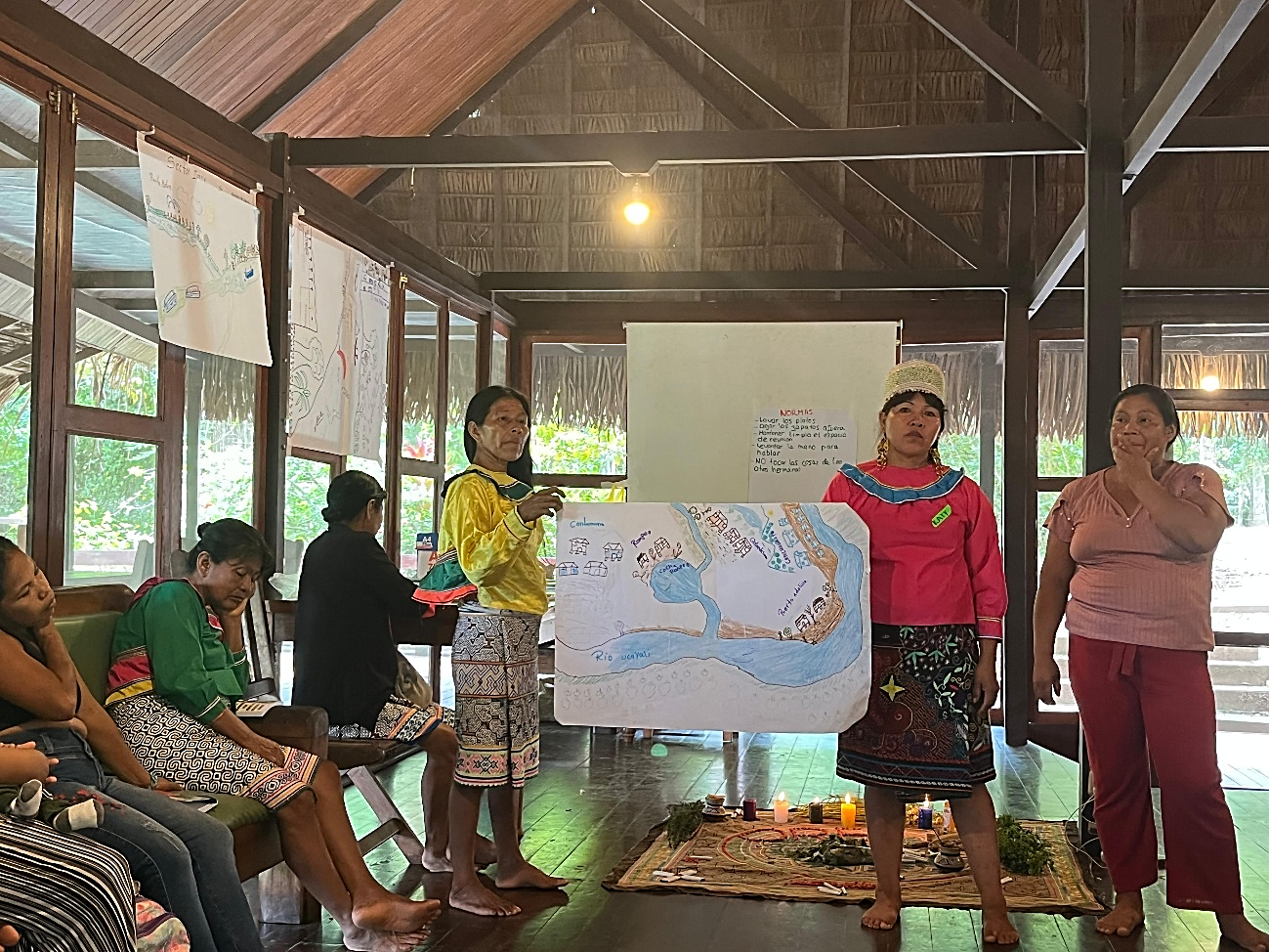Mujeres sosteniendo un mapa