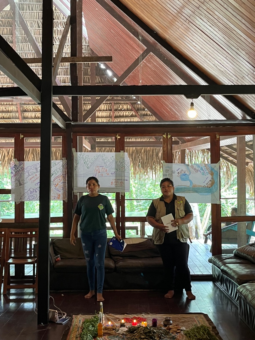 Mujeres de pie junto a un mapa