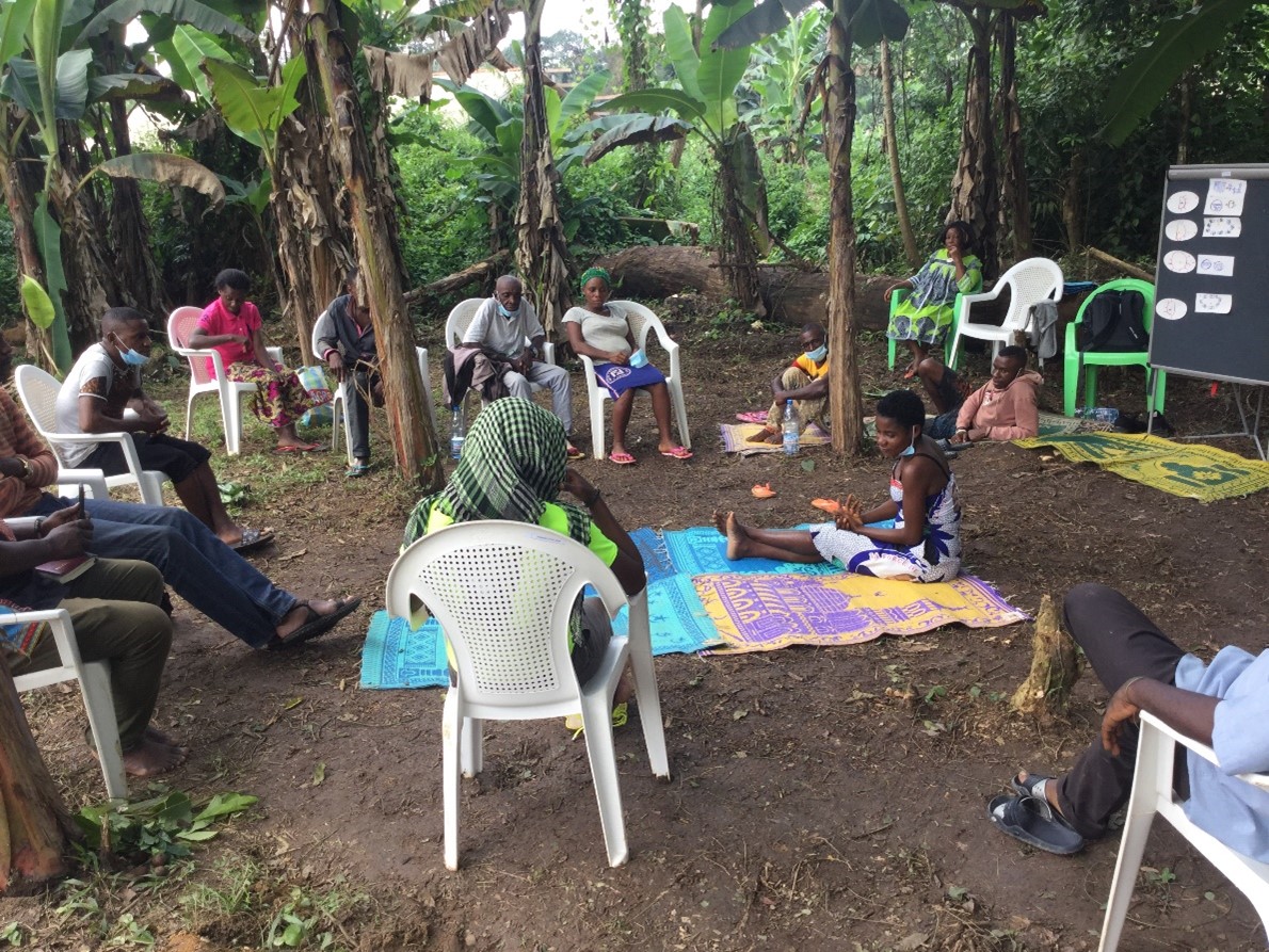 Mendomo Laurentine (centre) sharing with group. Picture by Nsioh Macnight