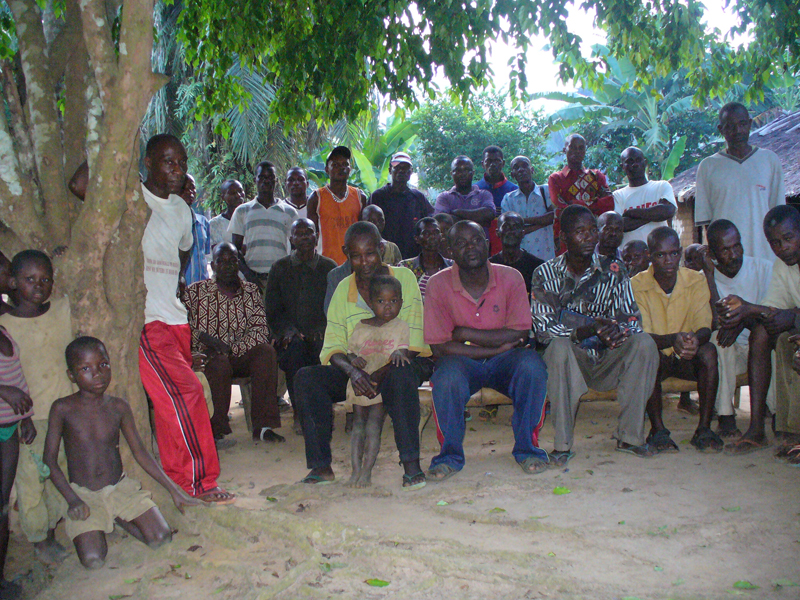 Communautés forestières de Nzalekenga réfléchissent sur le rôle du pouvoir traditionnel dans la défense des droits de CL et PA