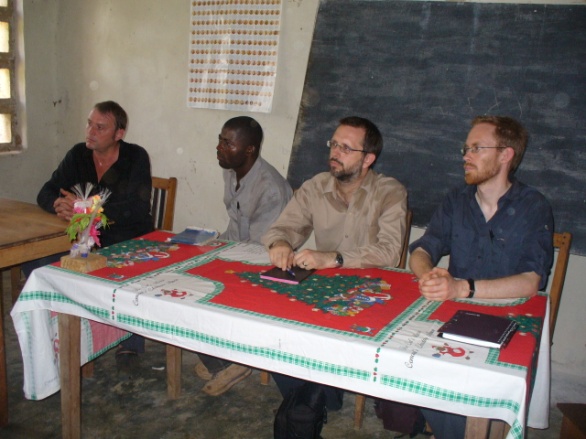 John Nelson, Idi Nkumu, Daniel et Tom Lomax dans le village de Mooto, territoire de Bikoro, province de l’Equateur